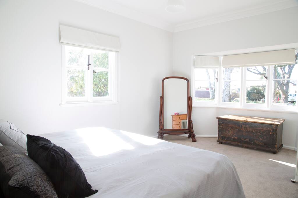 Master Bedroom
(King)