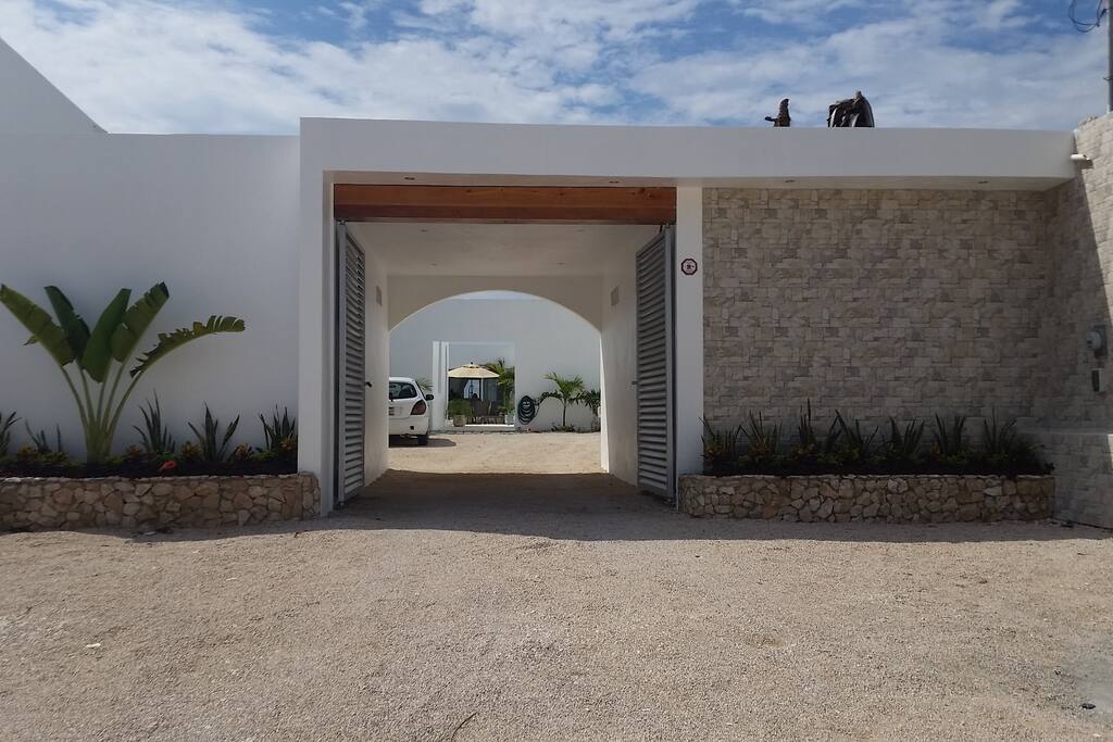 Calle 5 Street Entrance