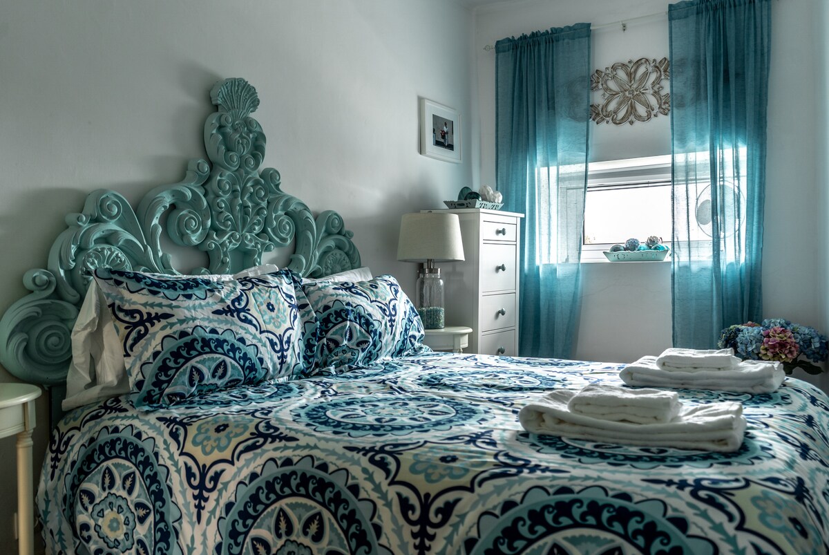 Dormitorio con cama tamaño Queen 