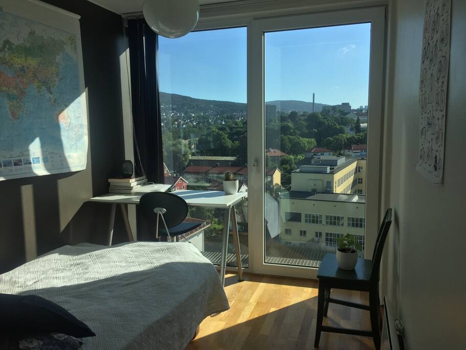 Your room has a 120X200 bed, desk, closet, clean towles & extra cot if needed.