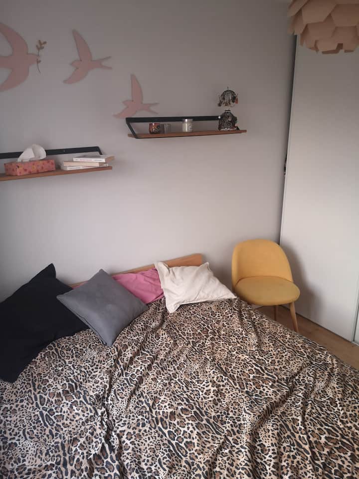 Manja spavaća soba s bračnim krevetom (madrac 200 x 160)