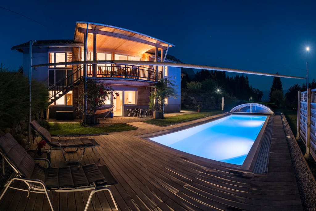 Pool bei Nacht