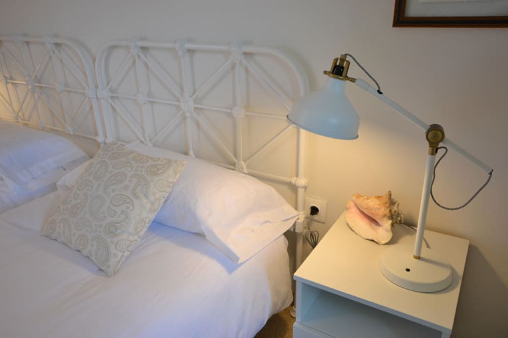 Ropa de cama nuevas y decoración agradable y alegre