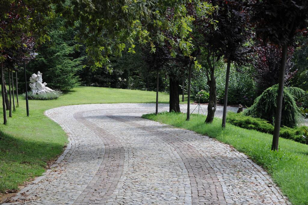Strada accesso alla villa