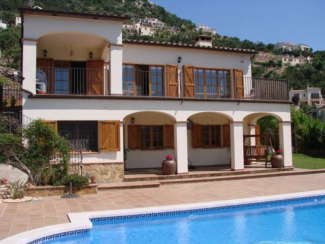 5 bedroom villa on Costa Brava with Large Pool gallery image 5