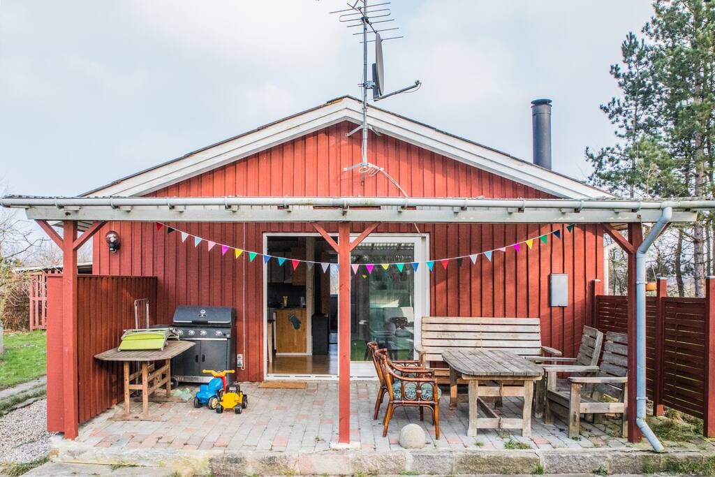 Front of the cottage. Running bike and wheel loader included.
Hyttens forside. Løbecykel og gummiged inkluderet.