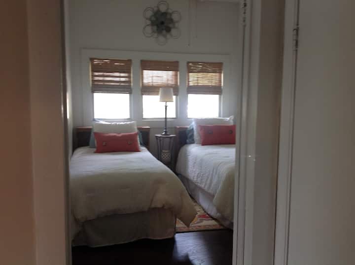 3 спални надолу, 2 спални нагоре.