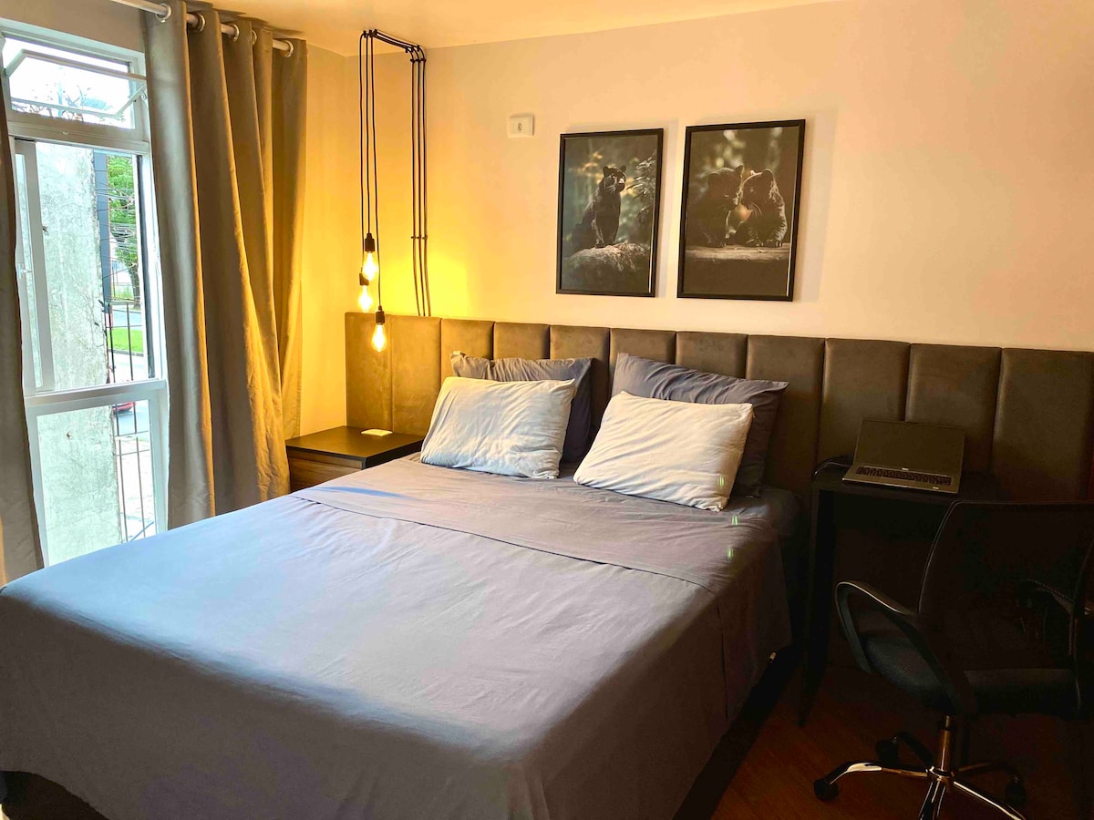 Tuna chumba cha kulala mara mbili chenye kitanda hiki cha starehe ambacho itakuwa vigumu kuamka ili kufurahia jiji! 