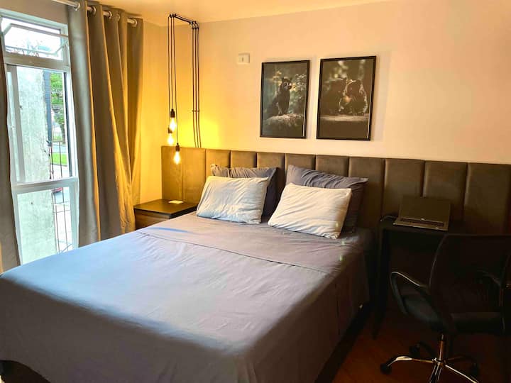 ¡Tenemos el dormitorio doble con esta cómoda cama que será difícil levantarse para disfrutar la ciudad!