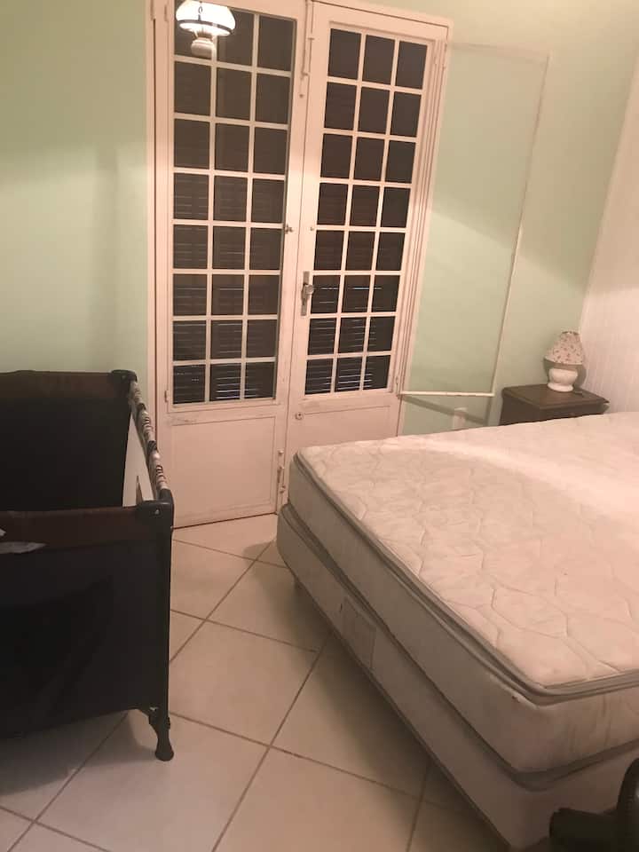 Dhoma e gjumit #3 me krevat dopio, një krevat fëmijësh dhe një krevat fëmijësh