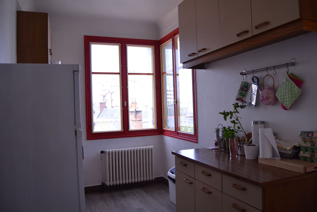 Cuisine équipée avec un petit balcon donnant sur la cathédrale de Rennes.