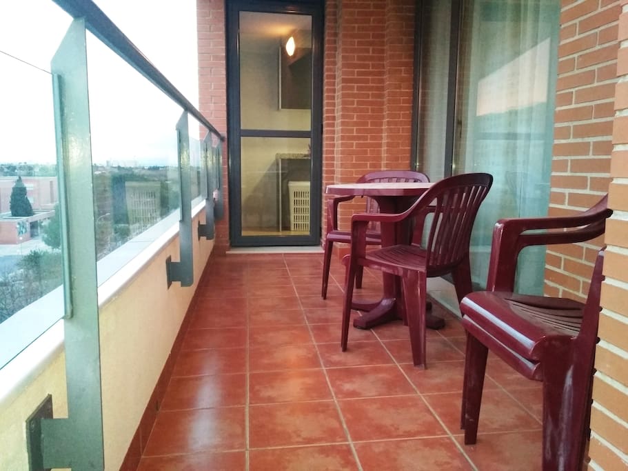Ámplia terraza privada y soleada con excelentes vistas