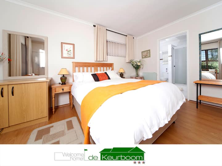 Glavna spavaća soba sa spojenim apartmanom.
Bračni krevet s čistom bijelom posteljinom. Dovoljno prostora u ormaru. Soba ima zidnu grijalicu, a tijekom zimskih mjeseci imamo električnu deku. Postoji krovni ventilator za tople ljetne noći.
Osigurali smo i sušilo za kosu.