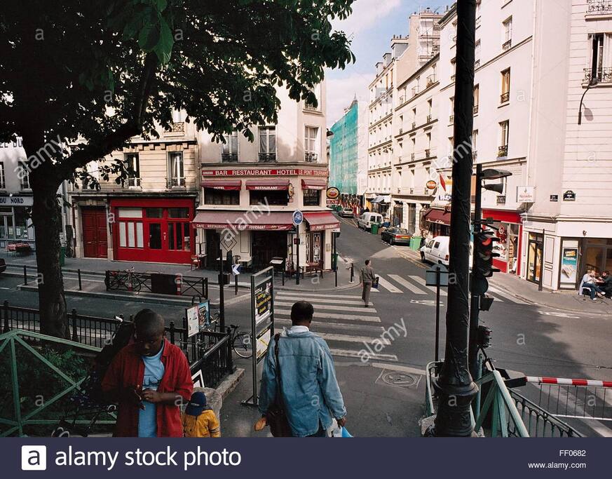 vue de la rue avec boulangerie, tabac, restaurants, café & épiceries à disposition