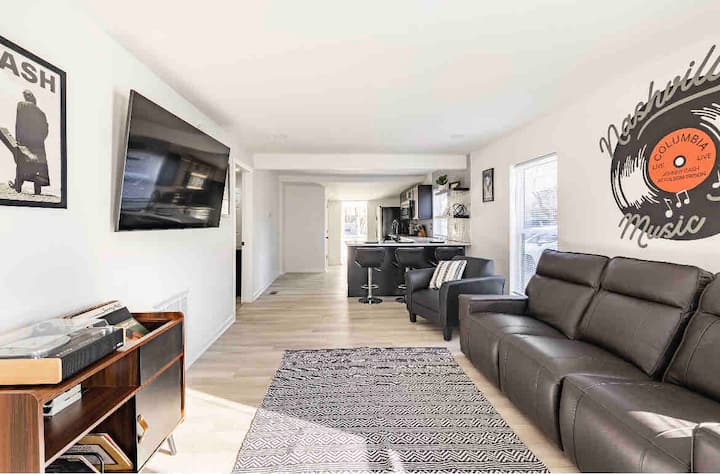 Muletown Retreats Modern Condo. Sleeps 6 - Columbia, TN