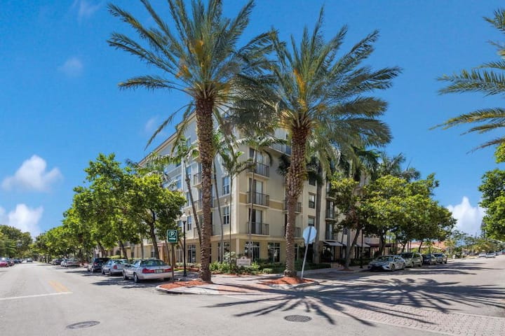 Charming Apartment In Heart Of Downtown Hollywood - Aventura, FL
