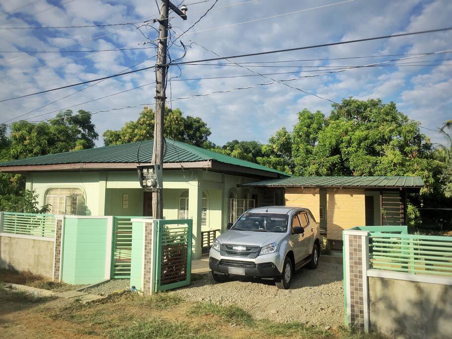 R House: Parking space and front yard