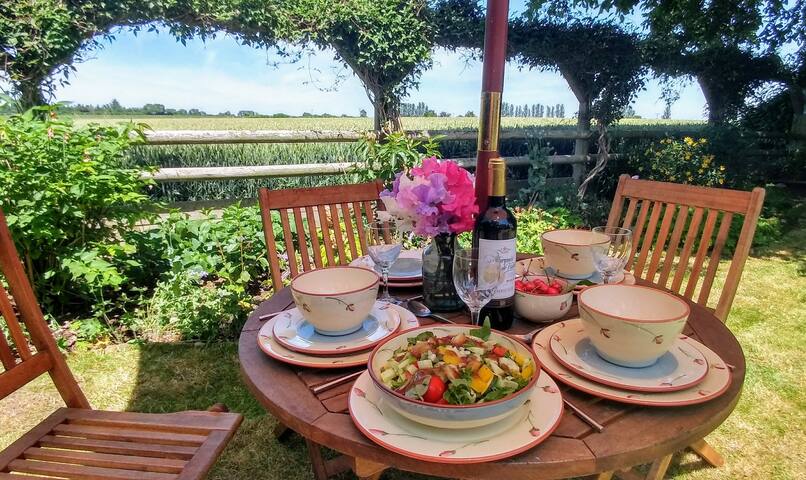 Cosy rural retreat with woodburner, pure Somerset.