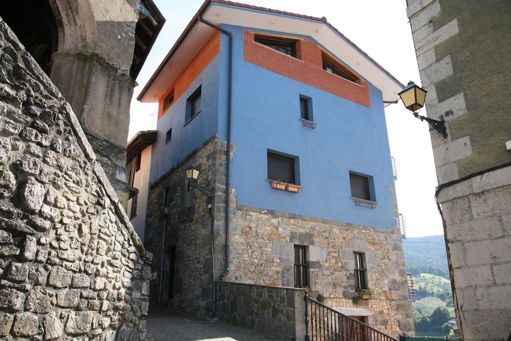 La casa esta ubicada en el centro del pueblo.
