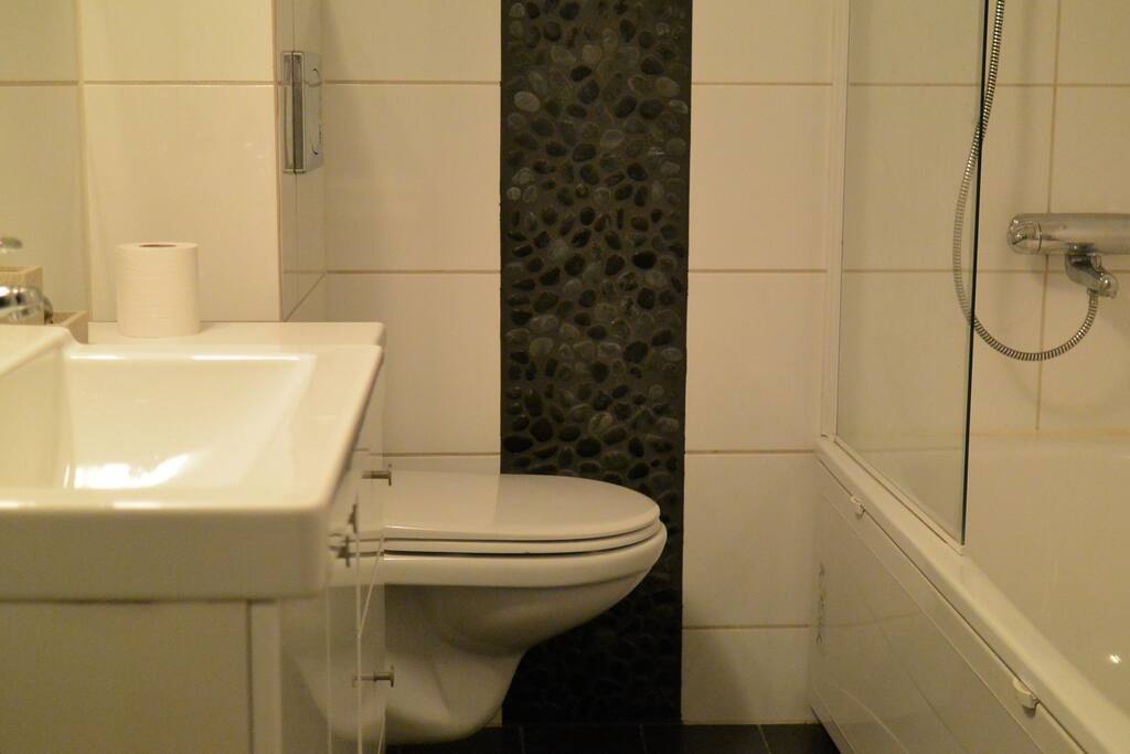 Badet er flislagt og har varmekabler. Kombinert dusj og badekar. Vaskemaskin.
