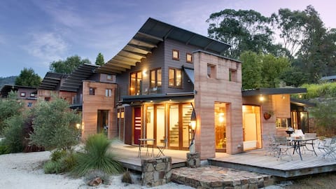 Near Bright & Falls Creek with pool & private spa