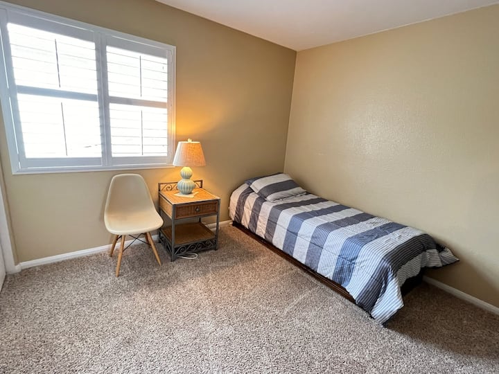 Dormitorio con cama individual.