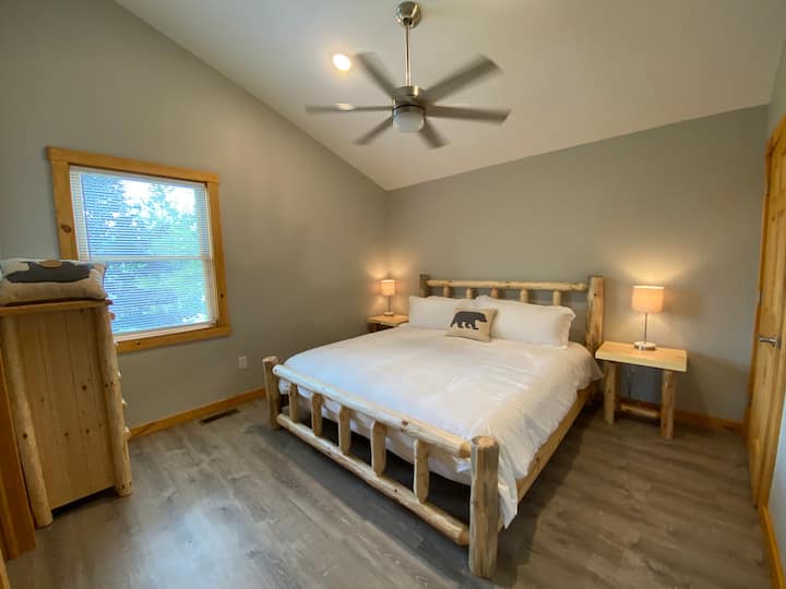 ห้องนอน #1 - ห้องนอนนี้ตั้งอยู่บนชั้นหลักของห้องโดยสารมีเตียงคิงไซส์กว้างขวางพร้อมสมาร์ททีวี Roku ที่นอนสุดหรูการป้องกันตัวเรือดและผ้าปูที่นอนสุดหรู  ห้องน้ำเต็มรูปแบบอยู่ติดกับห้องนอนนี้และมีตู้เสื้อผ้าด้วย