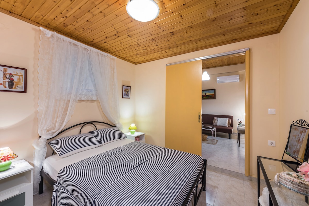 Dormitorio con cama tamaño king. Tiene acceso a la sala de estar y al jardín.