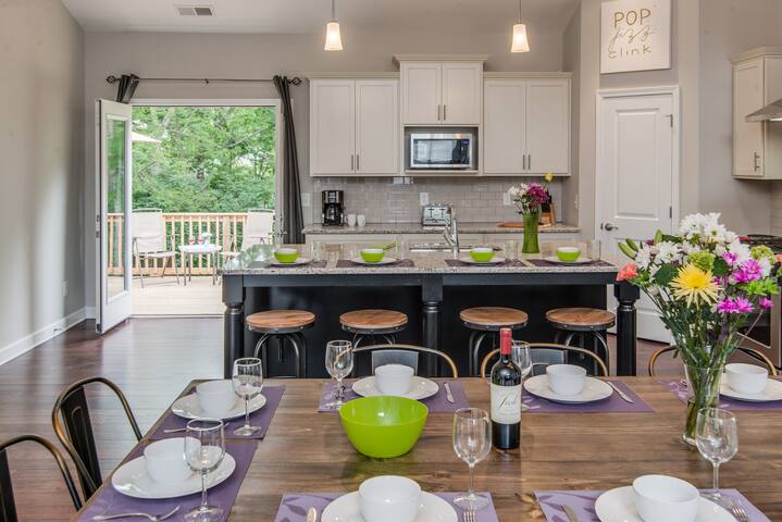 HUGE Ultra Luxe Home w/ 12 beds near Downtown gallery image 4