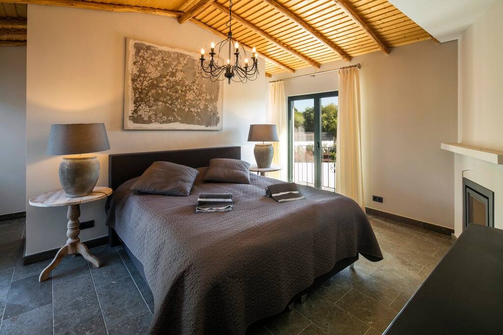 Masterbedroom with fireplace, airconditioning and ensuite bathroom.