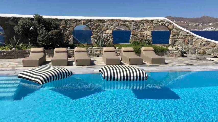 Stay Waterfront – Stunning 6-Bedroom Villa Annita gallery image 4