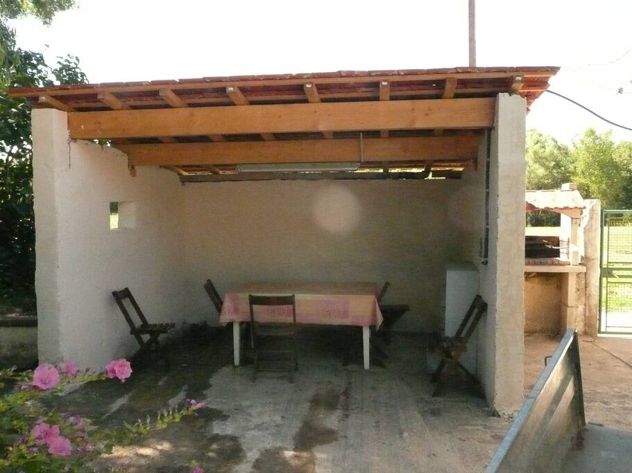 Espace repas en terrasse
