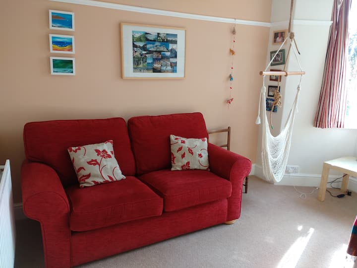 Chumba cha kuketi kilicho na kitanda cha sofa