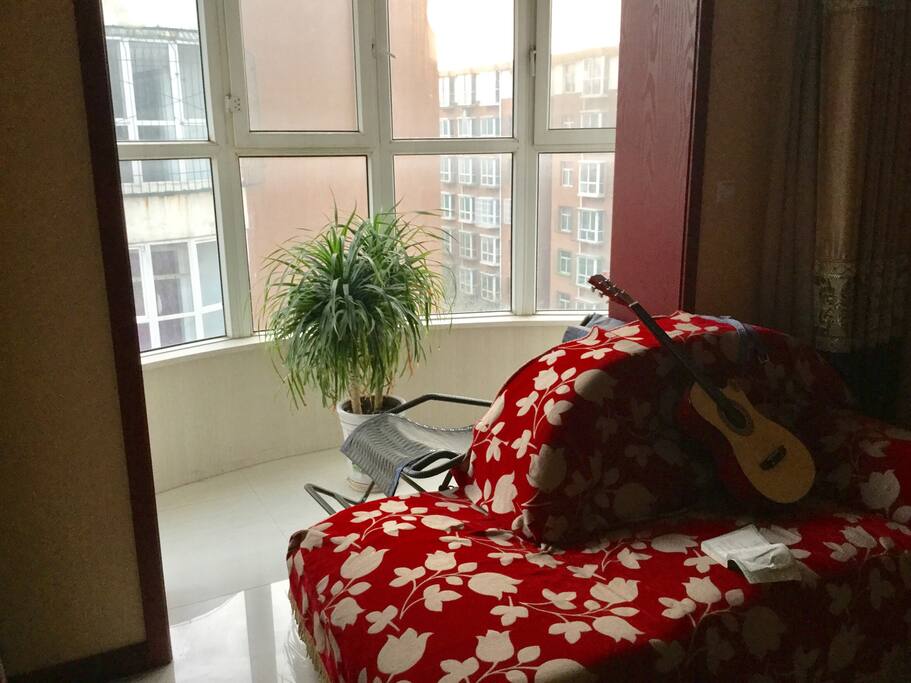 吉他 摇椅 阳台 沙发床