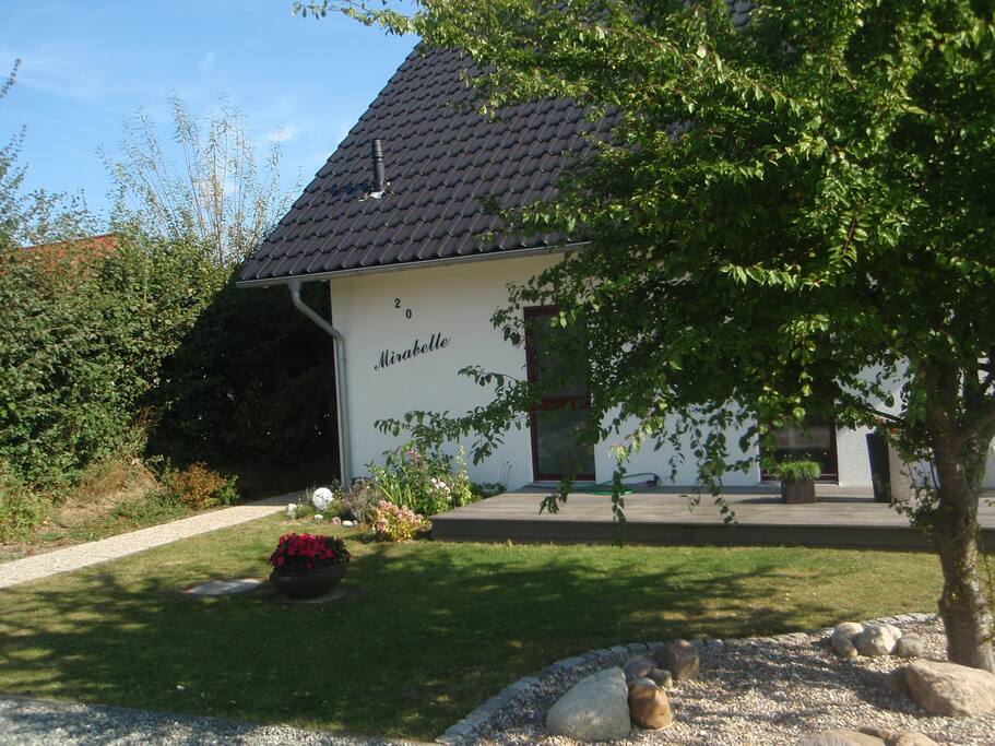 Westseite mit Terrasse