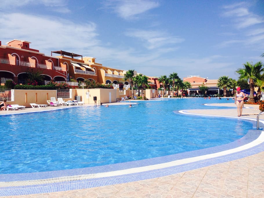 Gran piscina ideal para niños con wifi