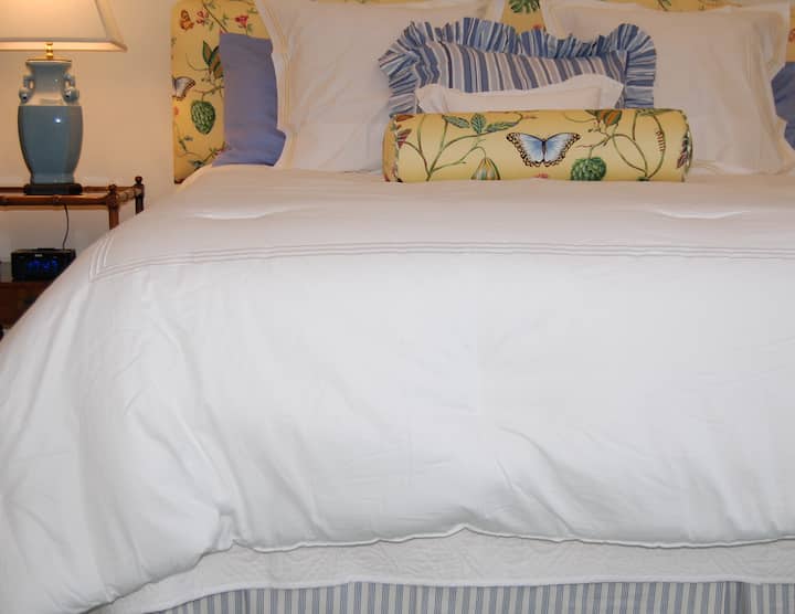 1. poschodie Corner King Bdrm (1 z 3)
luxusný matrac, zatemňovacie tienidlá a vlastné závesy, prechádzka v skrini
Stôl ideálny na pokojný pracovný priestor s výhľadom do záhrady