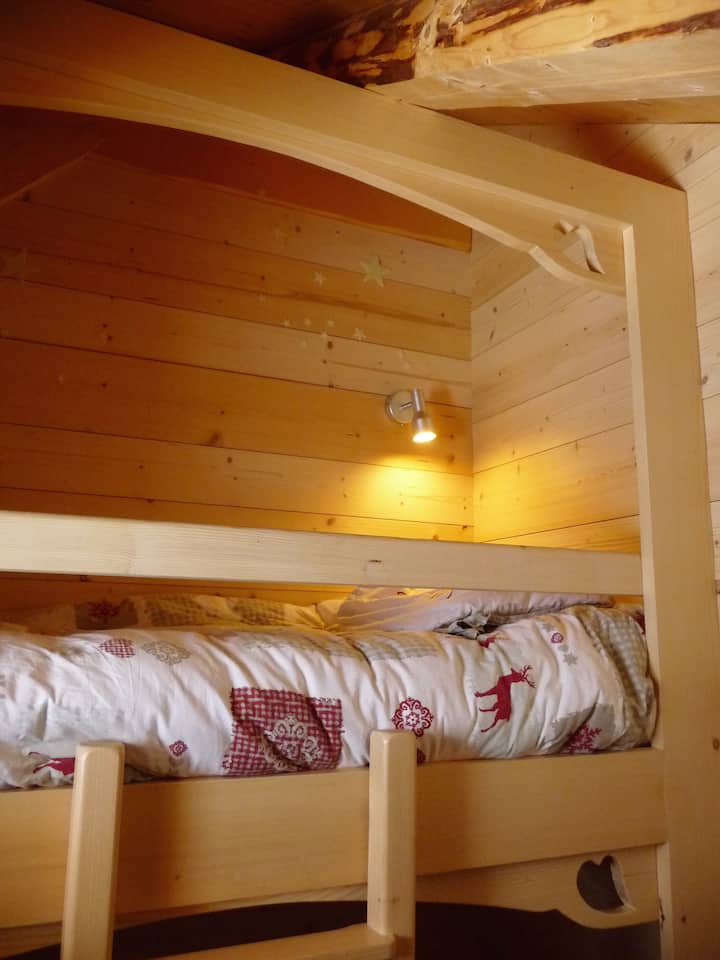 Slaapkamer 4: twee stapelbedden (lengte 1,60 m max)
Houd er rekening mee dat het bovenste bed niet wordt aanbevolen voor kinderen jonger dan zes jaar.