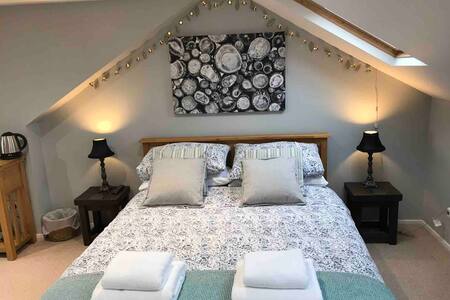 Awesome Attic Room (ensuite) near Bishy Road