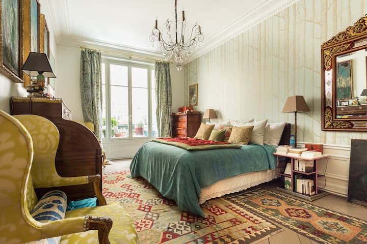 chumba cha kulala chenye bafu na bafu kubwa