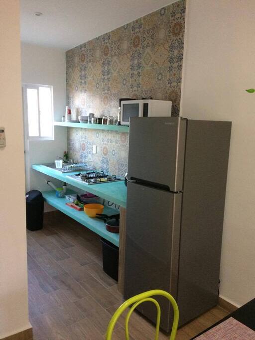 Cocina equipada con cafetera, tostador, micro ondas y utensilios
