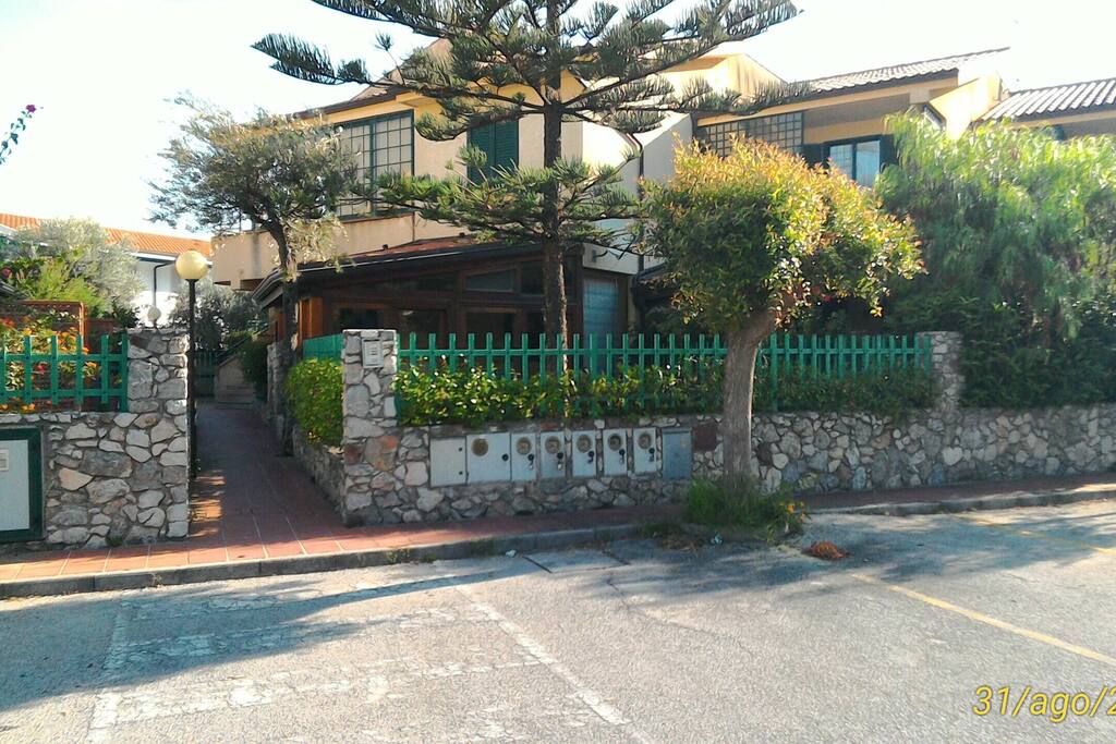 Ingresso dalla strada e parcheggio