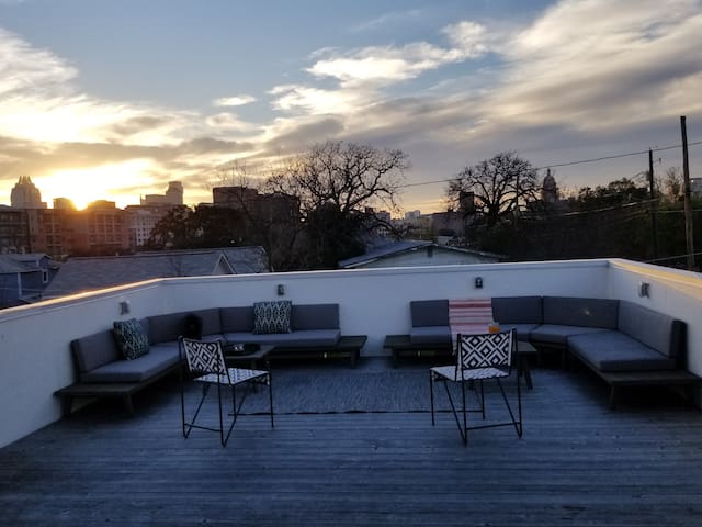 Stay 3 blocks from Downtown Austin & Close to UT!