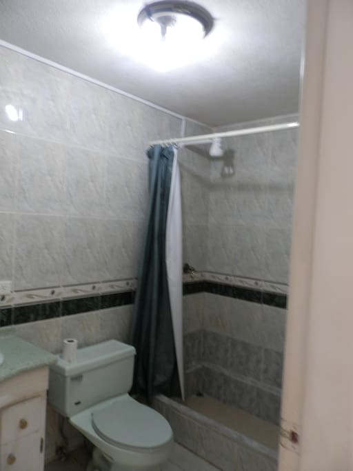 Baño con ducha caliente frente a la Habitación.