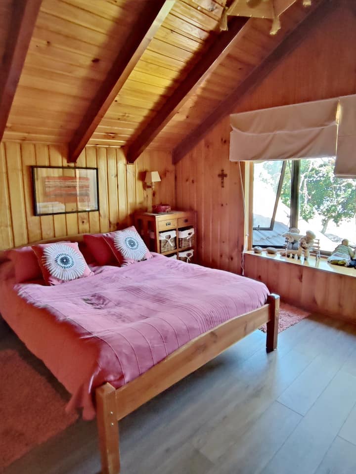 Მეორე სართულის ტბის ხედით საძინებელი 