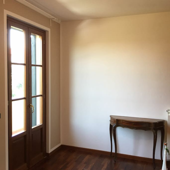 porta finestra con accesso su ampio terrazzo che si affaccia su piccolo cortile privato