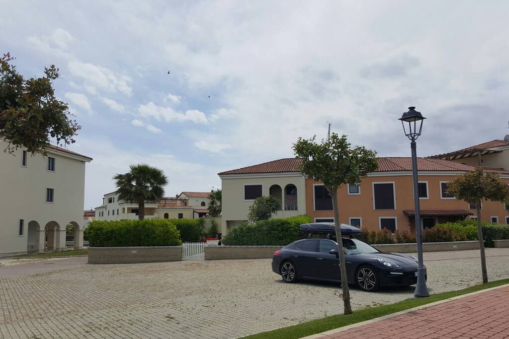Posti auto adiacenti alla villa