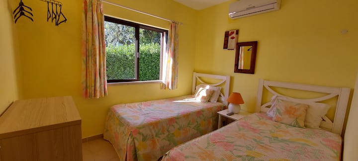 ห้องนอน 3 พร้อมเตียงเดี่ยวขนาดใหญ่ 2 เตียง เตียงสามารถผลักเข้าด้วยกันได้หากจำเป็น 