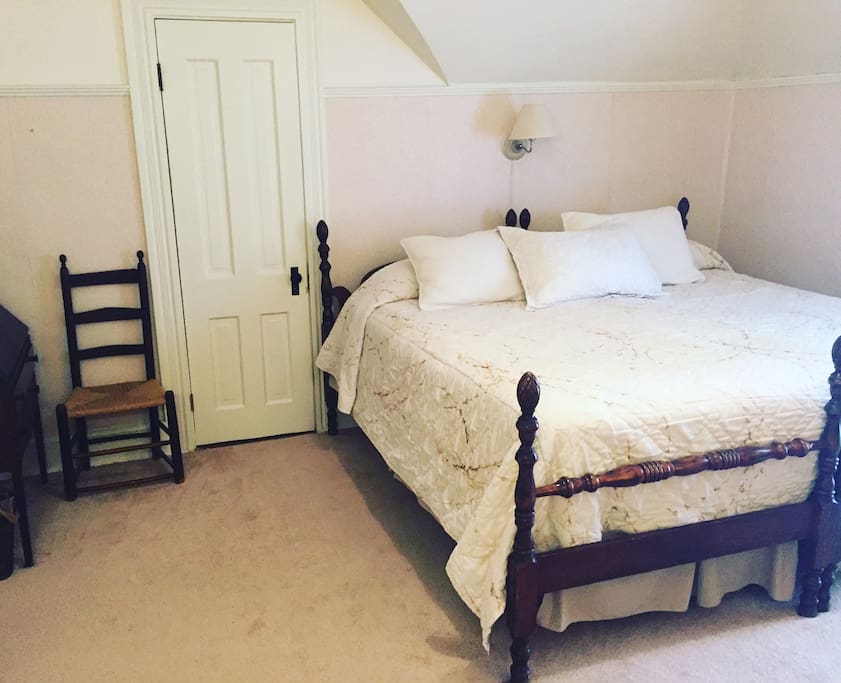 La Veta room with private bathroom and king sized bed