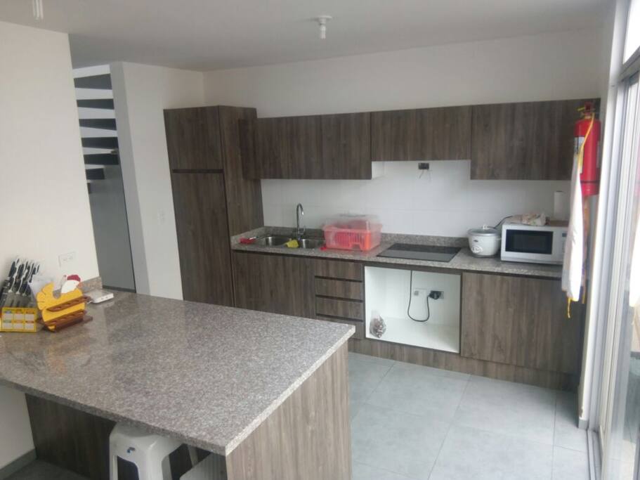 La cocina y el desayunador